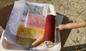 rouleaux encreurs et support pour présenter l'atelier linogravure