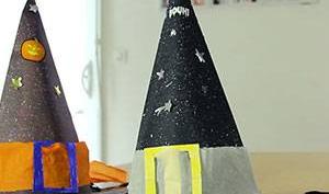 grand chapeau avec boucle posé sur une table