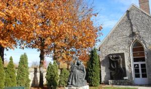 sculpture de Sapho devant des arbres flamboyants