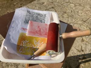 rouleaux encreurs et support pour présenter l'atelier linogravure