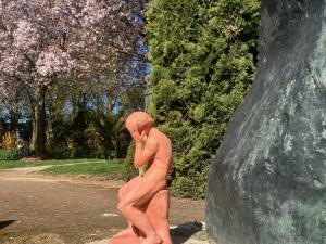 sculpture en argile posée au pied de la même version en bronze