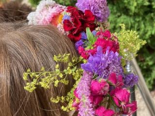 gros plan sur des fleurs tressées en couronne