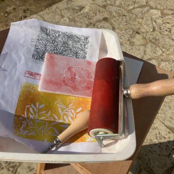 rouleaux encreurs et support pour présenter l'atelier linogravure