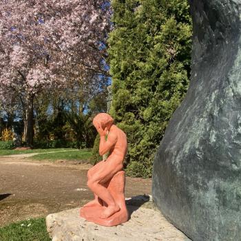 sculpture en argile posée au pied de la même version en bronze