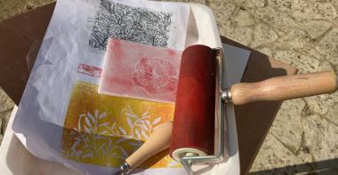 rouleaux encreurs et support pour présenter l'atelier linogravure